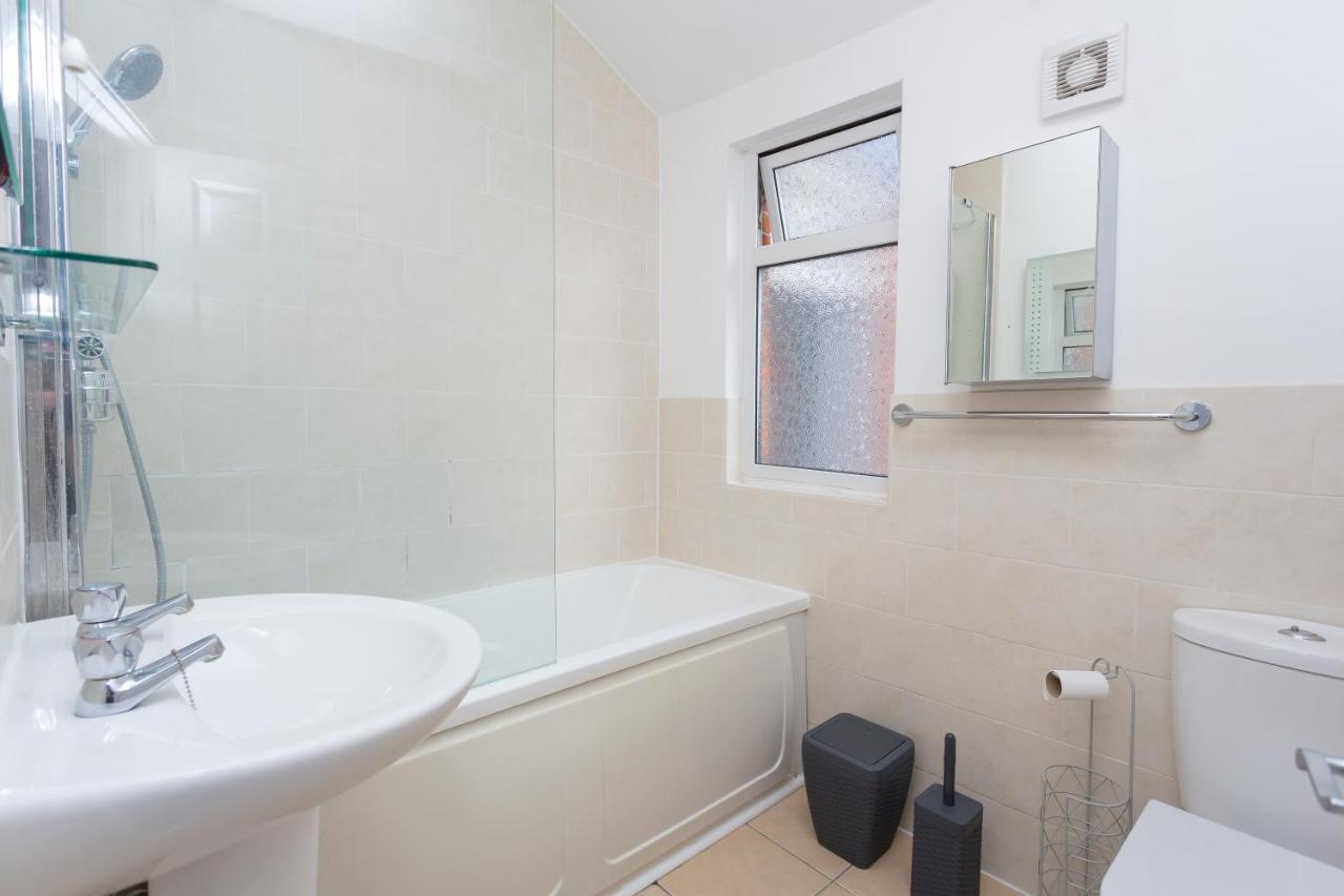 הוילה קולצ'סטר The White & Warm, Free Parking & Wifi, 8 Beds מראה חיצוני תמונה