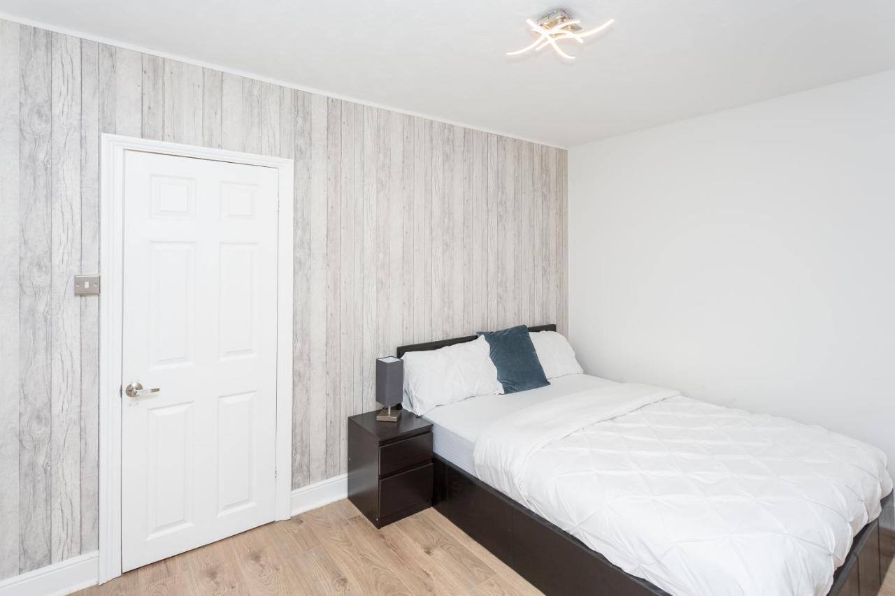 הוילה קולצ'סטר The White & Warm, Free Parking & Wifi, 8 Beds מראה חיצוני תמונה
